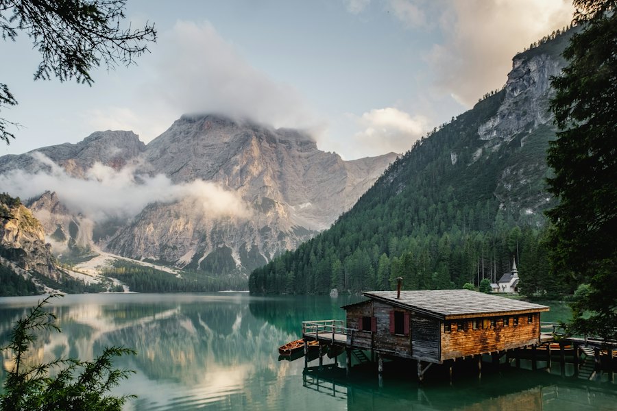 Casă pe malul unui lac de munte