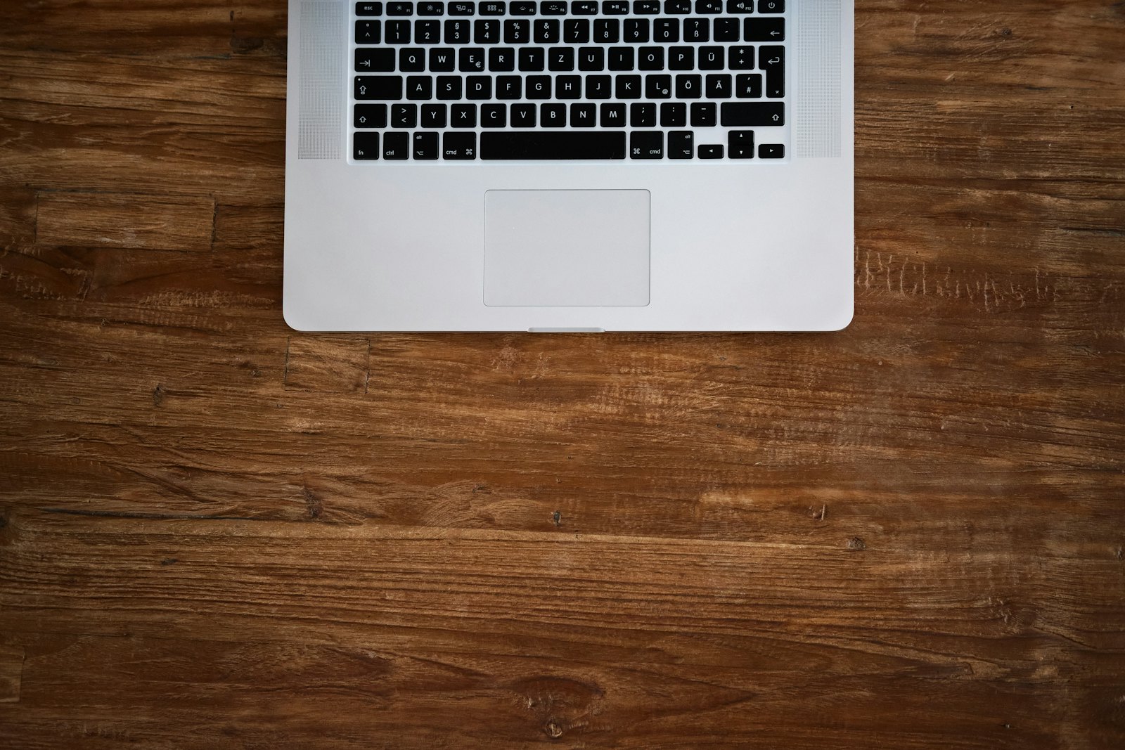 Laptop egy faasztalon